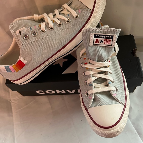 Womens size 11 Converse - Picture 2 of 6